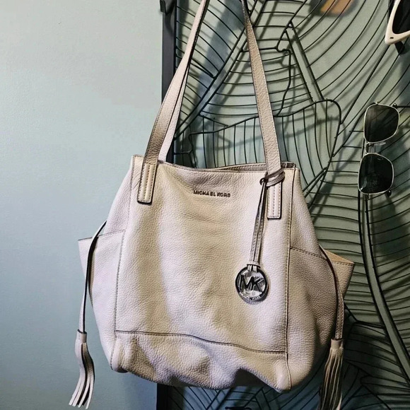 Michael Kors |  Slouchy Leather Beige Tote Bag - Picture 3 of 16